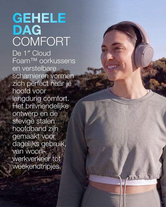 Vrouw met een roze over-ear koptelefoon, lachend, met de tekst 'Gehele dag comfort'.