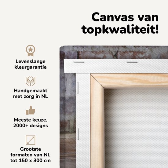 Canvas schilderij 30x40 cm - Wanddecoratie Stapel oude boeken met een glas gevuld met sterke drank - Muurdecoratie woonkamer - Slaapkamer decoratie - Kamer accessoires - Schilderijen op canvas