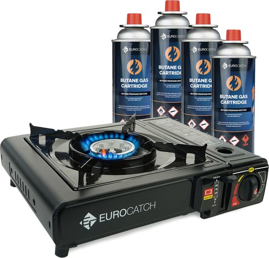 Zwarte draagbare gas kookplaat van Eurocatch met brandende blauwe vlam, met vier gasbussen.