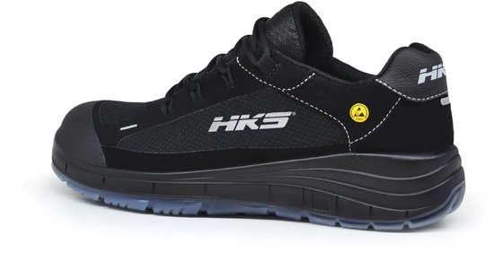 Zwarte lage werkschoen met HKS logo en een transparante zool.