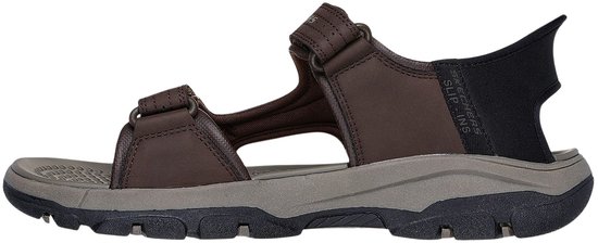 Zijaanzicht van bruine Skechers herensandaal, detail op de hak.