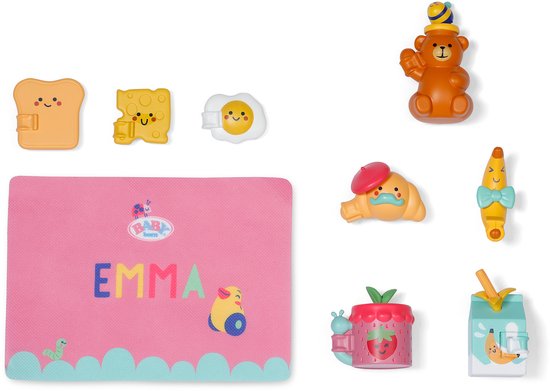 Speelgoedontbijtset met toast, kaas, gebakken ei, berenfiguur, croissant, banaan, melkpak en aardbeienbeker op roze placemat.