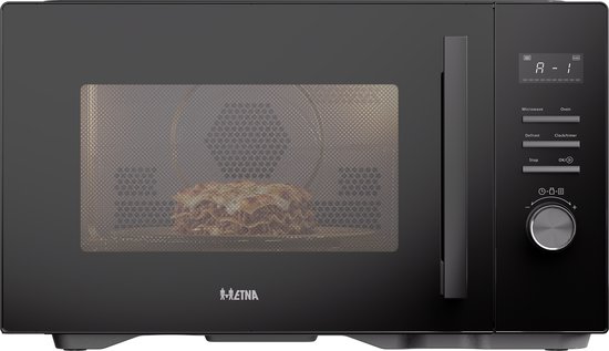 Zwarte ETNA combimagnetron met een lasagne die aan het garen is in de magnetron.