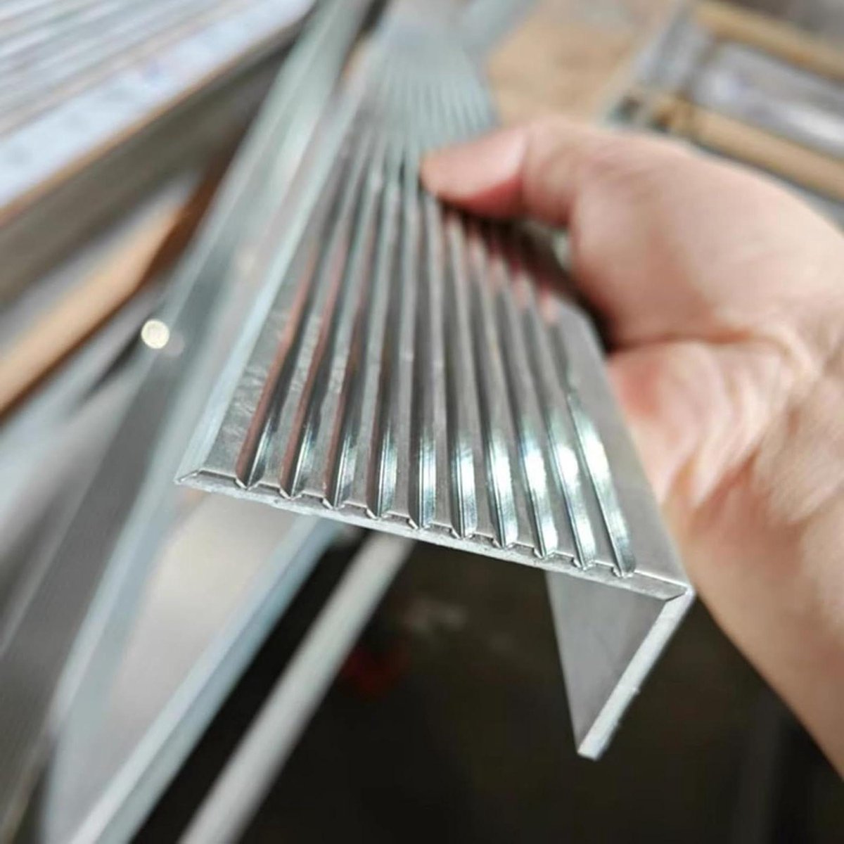 Trapprofiel Roestvrij Staal - Trapstrip Antislip - Veiligheid Verbeteren - Hoge Wrijvingsweerstand - 120 cm Lang - Metaal