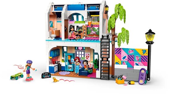 LEGO Friends Liann's Familiehuis, interieur met keuken, woonkamer en badkamer, vier poppetjes en hondje.