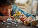 Gros plan d'un garçon jouant avec le LEGO Star Wars 75431 avec un Clone Trooper jaune et blanc.