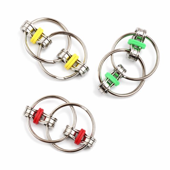 Drie zilverkleurige metalen friemelringen met rode, gele en groene siliconen ringen, op witte achtergrond.