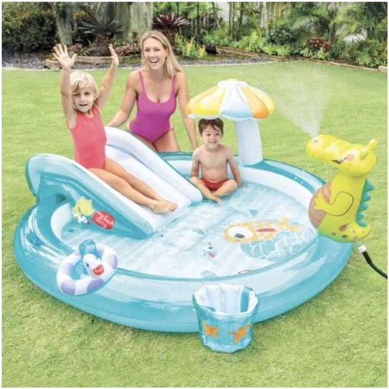 Familie geniet van opblaasbaar zwembad met glijbaan, krokodil sproeier en parasol in de tuin.