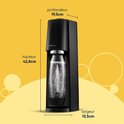 Zwarte Sodastream met afmetingen: hoogte 42,8cm, breedte 13,5cm, diepte 19,5cm.