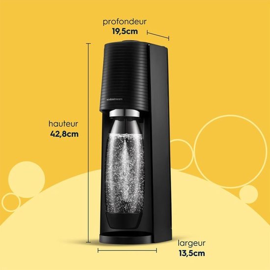 Zwarte Sodastream met afmetingen: hoogte 42,8cm, breedte 13,5cm, diepte 19,5cm.