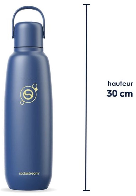 Donkerblauwe Sodastream fles van 30 cm hoog met een goudkleurig logo en handvat.