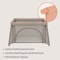 Detail van het grijze reisbedje met de vermelding 'Oxford 300D premium stof' en 'minimalistisch design'.