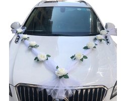 Romantische autoversiering voor bruiloft met tule, rozen en bloemen - sfeervolle decoratie voor feest en Valentijnsdag