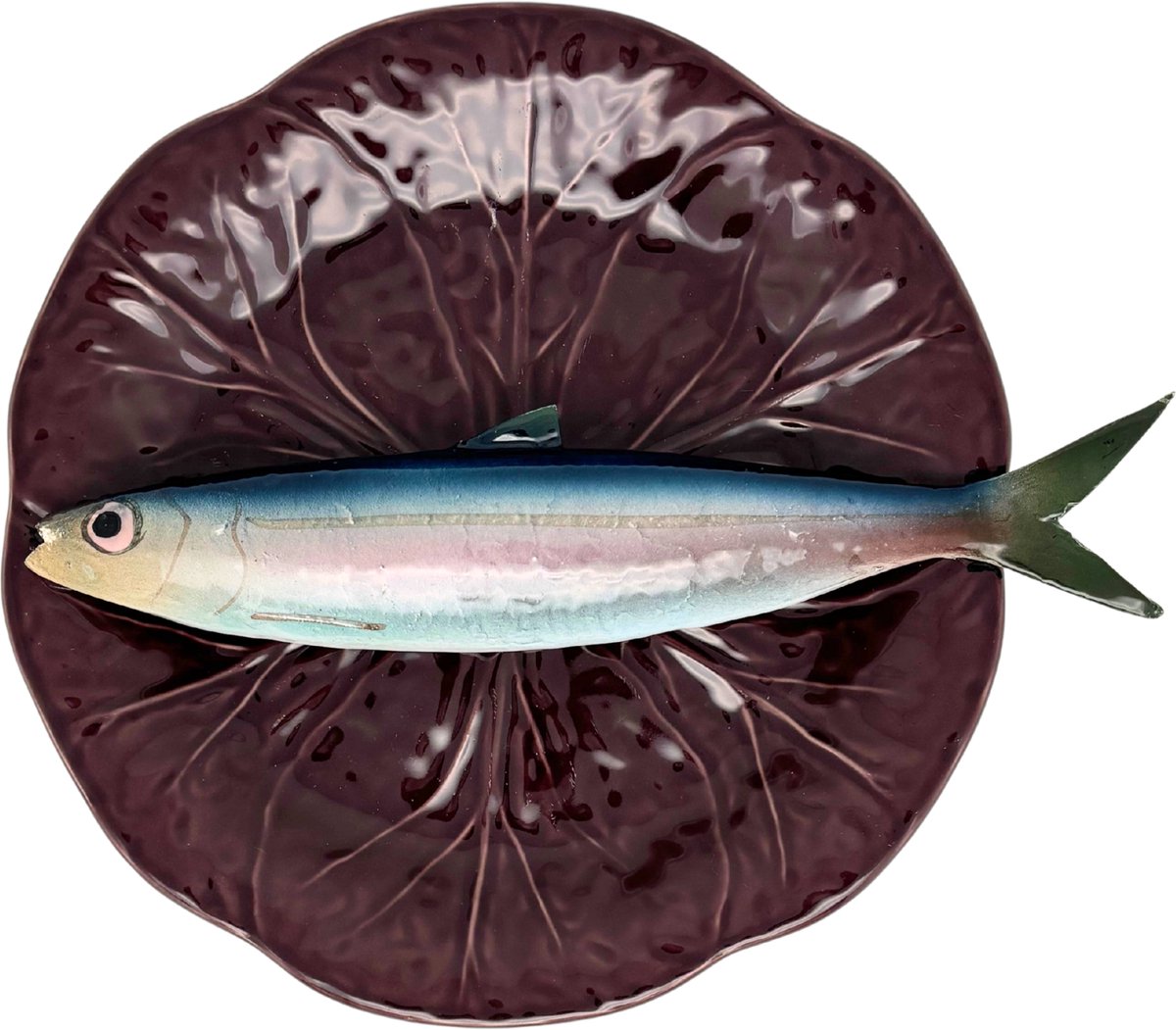Alaccia/Haring op een aubergine bladvormig bord, 21cm