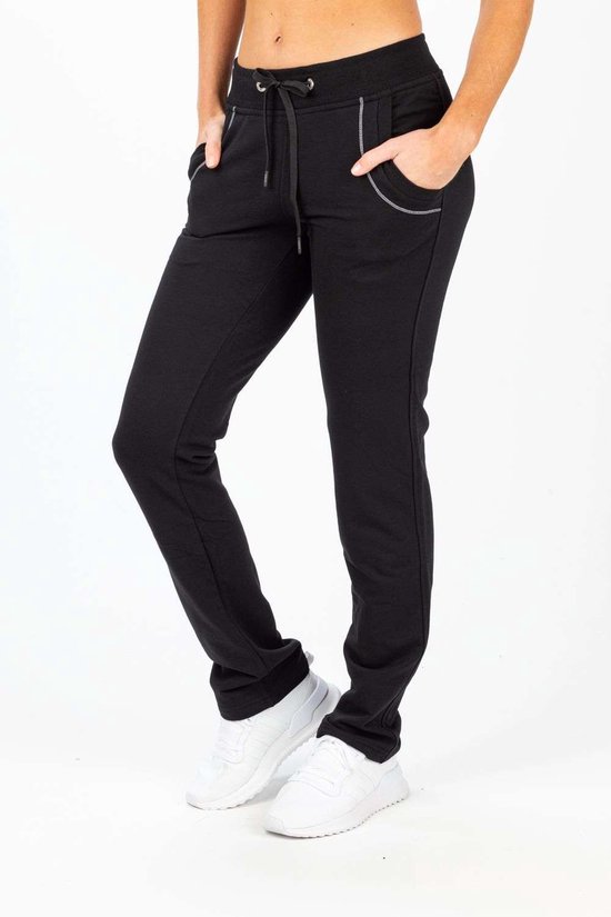 Zwarte joggingbroek met koordjes, grijze biesjes langs de zakken en witte siernaden, aan de zijkant gezien.