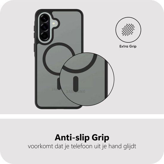 Gedetailleerde close-up van de achterkant van een transparante zwarte hoes met MagSafe-ring en textuur voor extra grip.