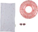 Gestreept strandlaken, roze zwemband met bloemenprint en roze zonnebril.