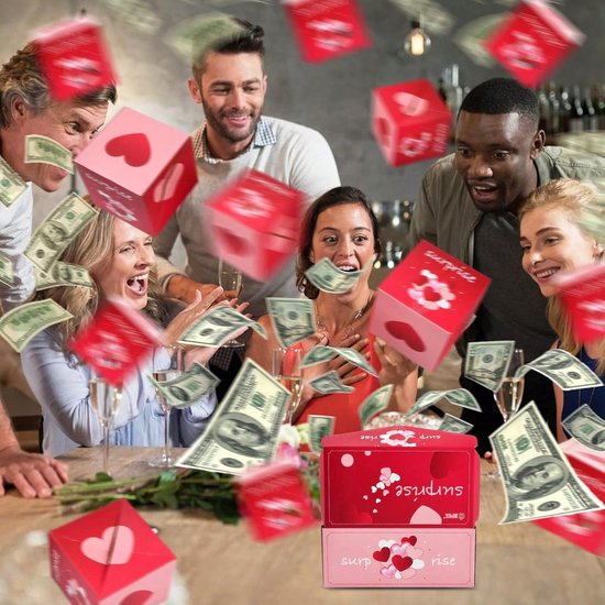 Groep mensen kijkt verbaasd toe hoe geld en rode verrassingsdozen omhoog vliegen.
