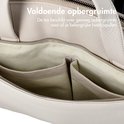 Open off-white laptoptas met twee beige vakken aan de binnenkant.