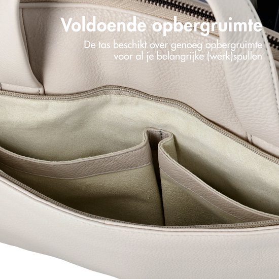 Open off-white laptoptas met twee beige vakken aan de binnenkant.