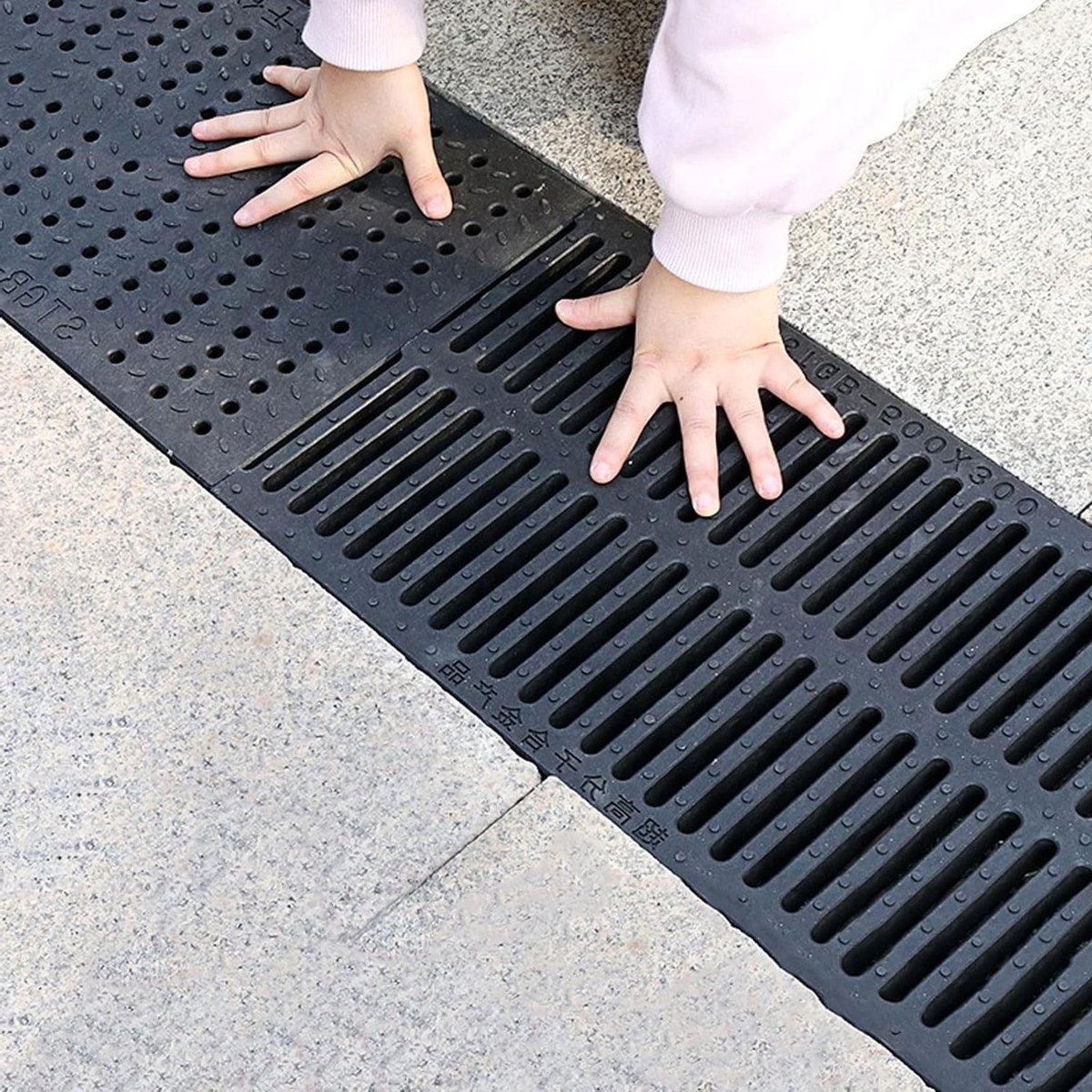 Afvoerroosterafdekking voor buiten, rechthoekig kunststof rooster van hars met antislip oppervlak en anti-roestbehandeling voor binnenplaatsen, wegen, garages en parken, drainageoplossing