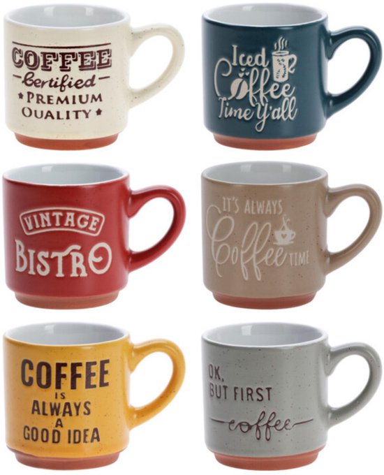 Zes keramische koffiemokken met tekst: 'Coffee certified premium quality', 'Iced Coffee time y'all', 'Vintage Bistro', 'It's always Coffee time', 'Coffee is always a good idea', en 'Ok, but first coffee'.
