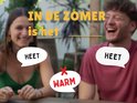 Twee lachende mensen. Tekst "IN DE ZOMER is het HEET". Een rode ballon met "WARM" en een kruis erdoor.