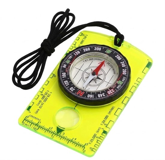 Gele doorzichtige navigatiekompas met schaalverdeling en vergrootglas, met koord.