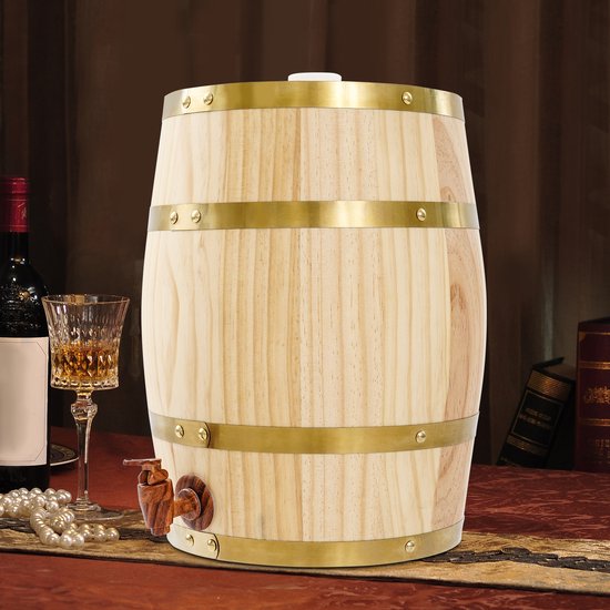 Houten vat met messing banden en een houten kraan, naast een fles wijn en een glas.