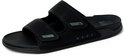 Zwarte synthetische slipper met twee banden en klittenbandsluiting, met REEF logo op de zool.