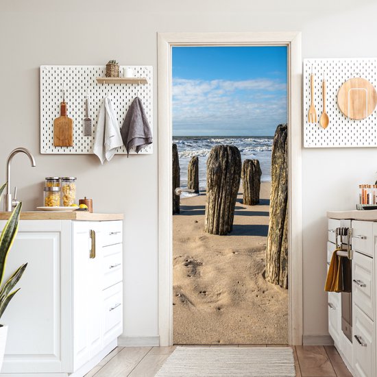 Deurposter 90x205 cm - Deursticker Zand - Strand - Paal - Water - Zomer - Meubelfolie zelfklevend - Deurfolie woonkamer - Interieurfolie fotobehang - Deur plakfolie - Deurstickers - Deurbehang sticker - Kamer decoratie