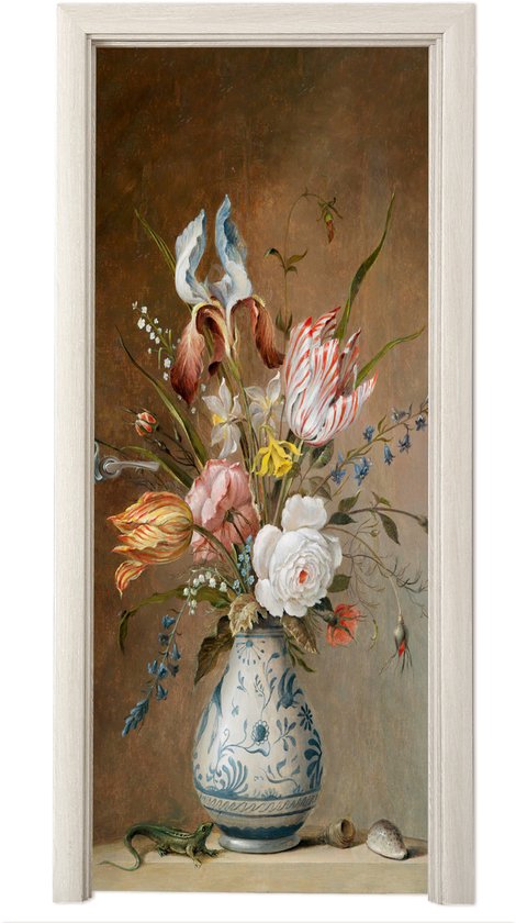 Sticker de porte avec une nature morte florale par Balthasar van der Ast : fleurs dans un vase en porcelaine bleu et blanc, un lézard et des coquillages.