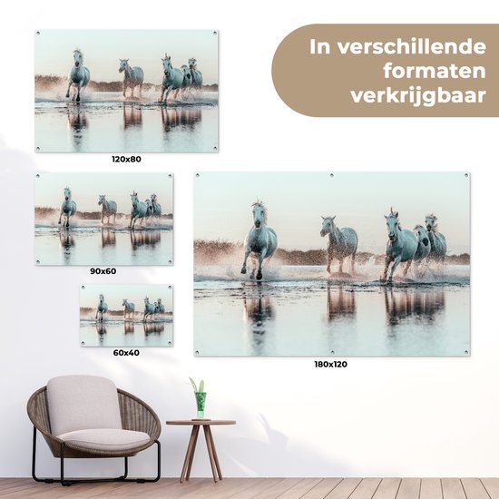 Tuinposter 120x80 cm - Tuindecoratie Wilde witte paarden galopperen door het water in Camargue - Poster voor in de tuin - Buiten decoratie - Schutting tuinschilderij - Tuindoek muurdecoratie - Wanddecoratie balkondoek