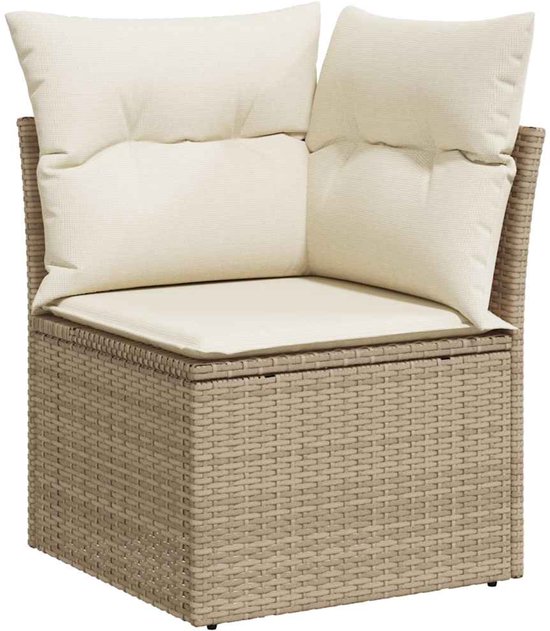 Beige rotan hoekstoel met dikke crème kussens op zitvlak en rugleuning.