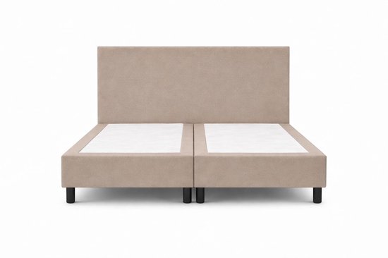 Beige boxspring met rechthoekig hoofdbord op zwarte pootjes, op witte achtergrond.