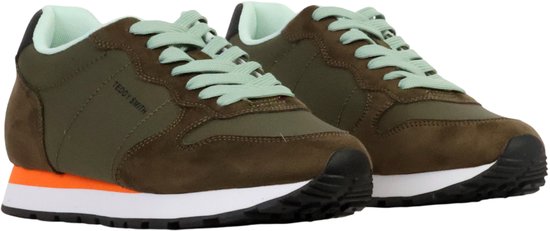 Paar groene sneakers met mintgroene veters en een oranje accent op de witte zool.