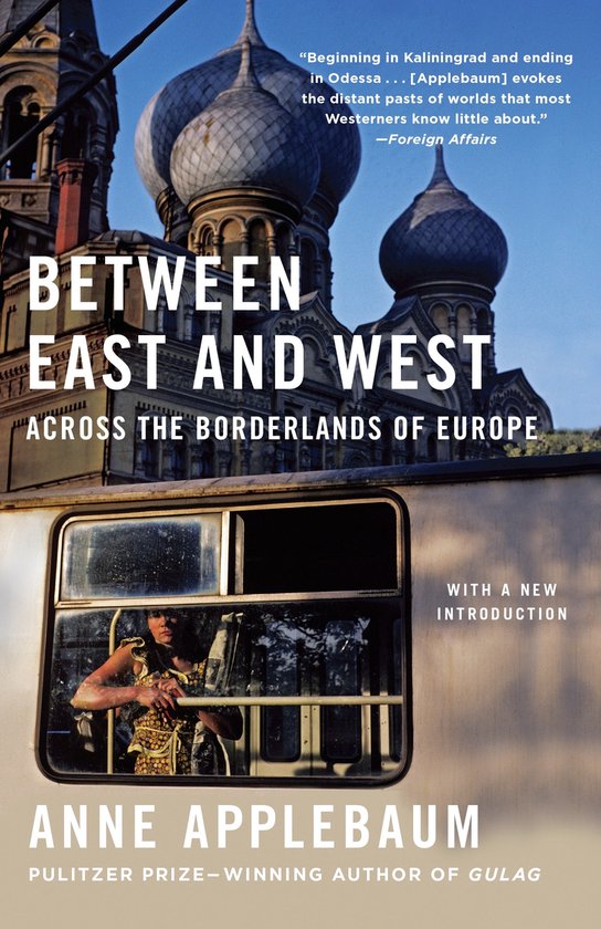 Boekomslag 'Between East and West' met tekst 'Across the Borderlands of Europe'. Een trein met een vrouw is zichtbaar.