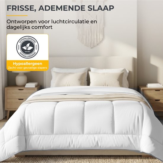 Wit dekbed op een bed met twee nachtkastjes en een lamp, 'Frisse, ademende slaap'.