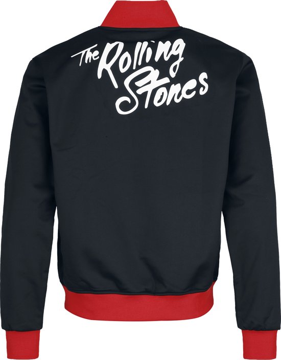 Zwarte trackjacket met rode boorden, met 'The Rolling Stones' in witte letters op de rug.
