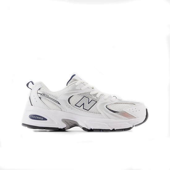Witte New Balance 530 sneaker met zilveren en donkerblauwe details. 'ABZORB' op de hiel.
