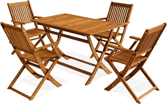 Houten tuinset met vier klapstoelen en een tafel op een witte achtergrond.