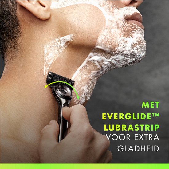 Close-up van een man die scheert met een Gillette Labs scheermes, met de tekst 'Met Everglide™ Lubrastrip voor extra gladheid'.