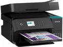 Zwarte Epson EcoTank all-in-one printer met papier uit de uitvoerlade en zichtbare inktreservoirs.