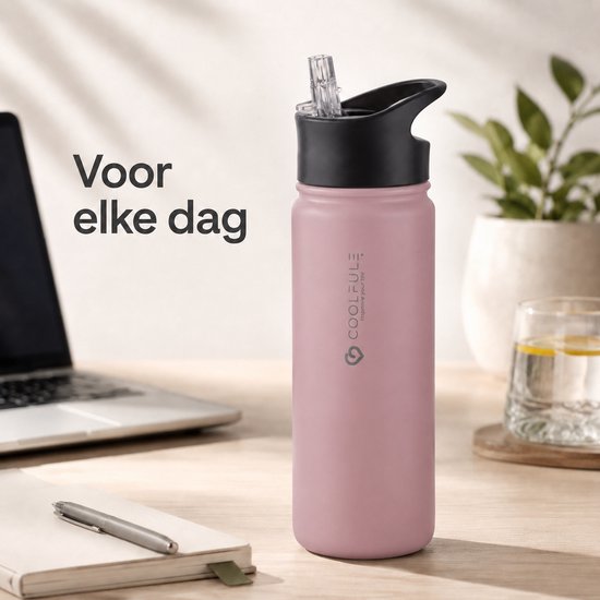 Roze 500ml drinkfles met rietjesdop op een bureau, naast laptop en glas water.