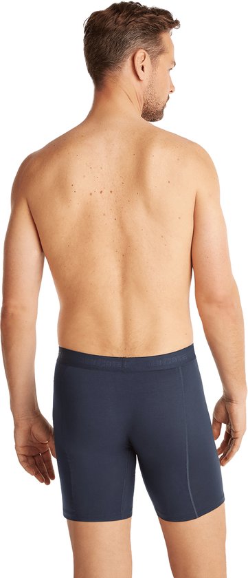 Donkerblauwe basic long short van Ten Cate, gezien vanaf de achterkant gedragen door een model.