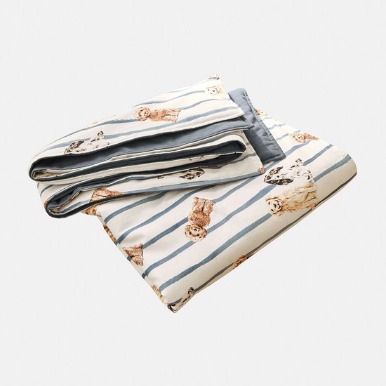 Een crème plaid met blauwe strepen, bedrukt met schattige hondenfiguren in bruine en witte tinten.