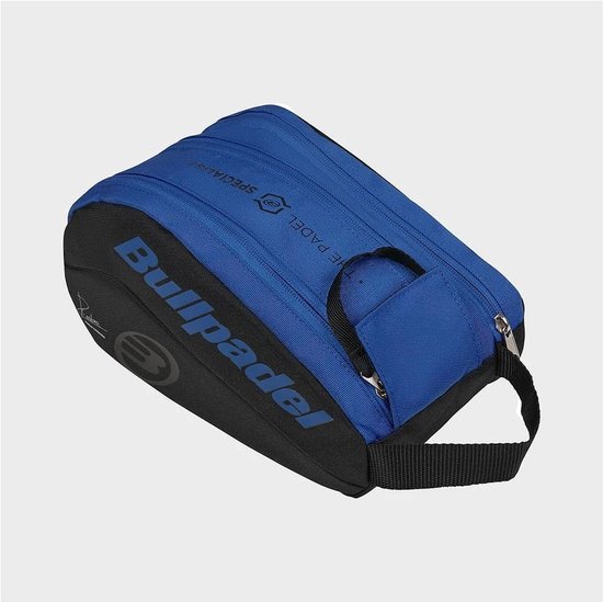Blauwe Bullpadel toilettas met zwarte band en ritsen, met 'THE PADEL SPECIALIST' opdruk.