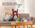 Twee kinderen kijken enthousiast naar een projector die een film projecteert. Een kleine witte projector staat op een salontafel.