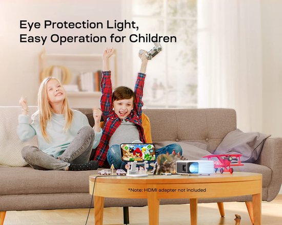 Twee kinderen kijken enthousiast naar een projector die een film projecteert. Een kleine witte projector staat op een salontafel.