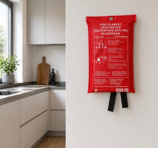 Rode blusdeken 1,0m x 1,0m hangend aan een muur in een keuken.